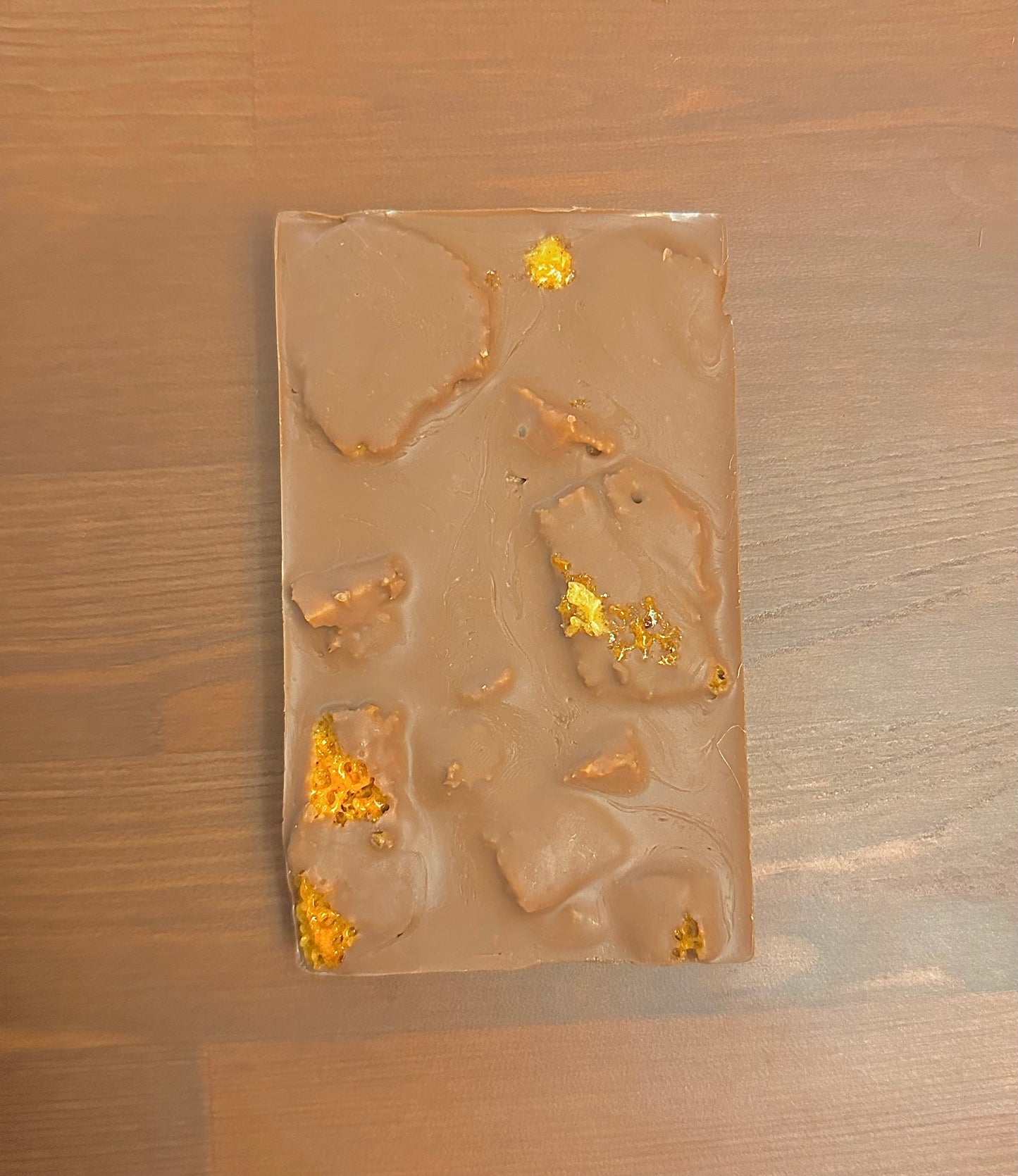 Barra de chocolate ao leite com favo de mel Akwukwu